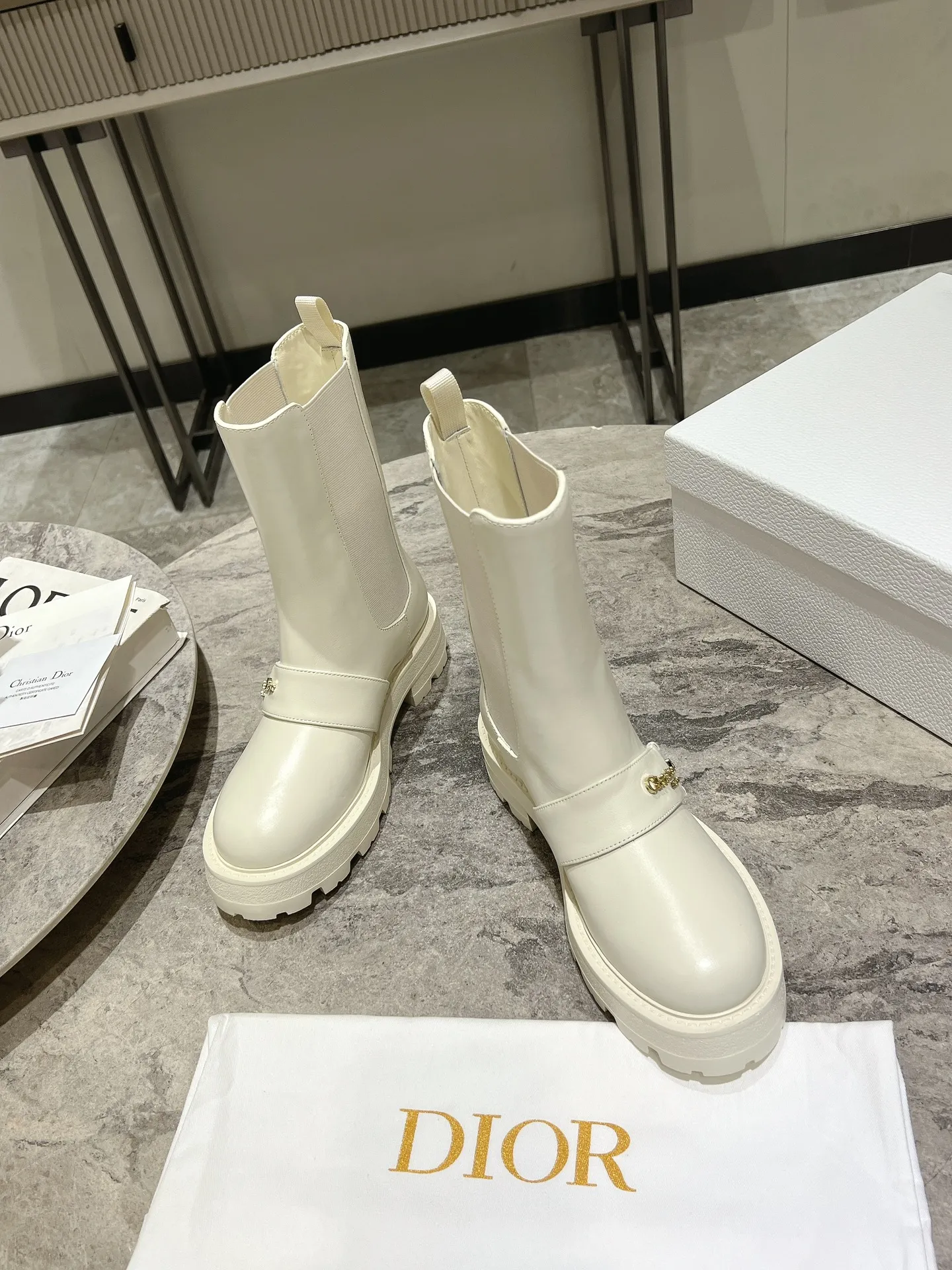 💰820 Dior Dior's new autumn and winter D-Town series punk style thick heel women's boots. The same style as the star's CD letter logo hardware buckle motorcycle knee-high boots. High-heeled square toe one-step knight high boots. Material: upper imported full-grain calfskin/open-edge beaded cowhide + water-dyed cowhide lining for feet + up foam outsole + original molded hardware buckle. Size: 35-39 Standard code (40.41 customized, non-refundable)
